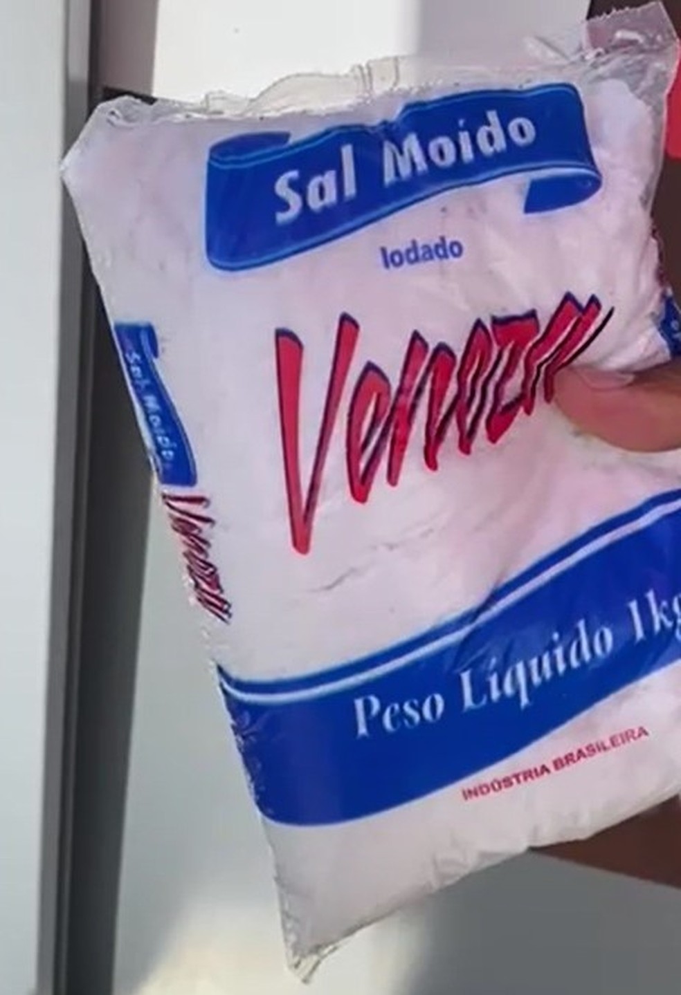 Pacote de sal foi levado por quadrilha para entregar a policial que se passou por cliente na venda de revólver pela internet — Foto: Polícia Civil/Divulgação 