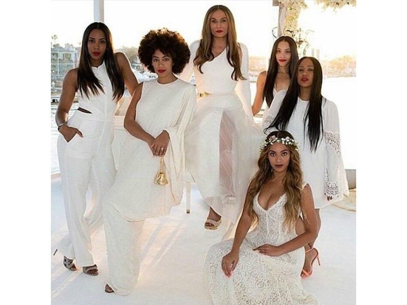 Beyonce, sua irmã Solange e a amiga Kelly Rowland foram madrinhas de casamento de Tina Knowles, mãe da Queen B. Todas estavam de branco, incluindo a noiva (Foto: Reprodução/Instagram)
