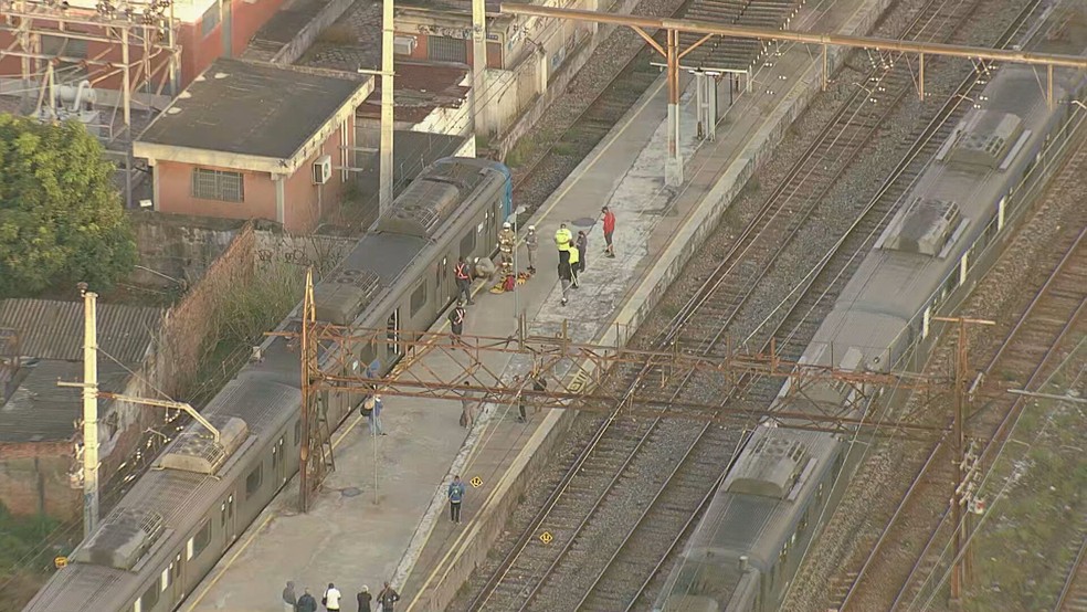 Homem morre após cair entre o trem e a plataforma de estação da SuperVia. Foto:  Foto: Reprodução de TV