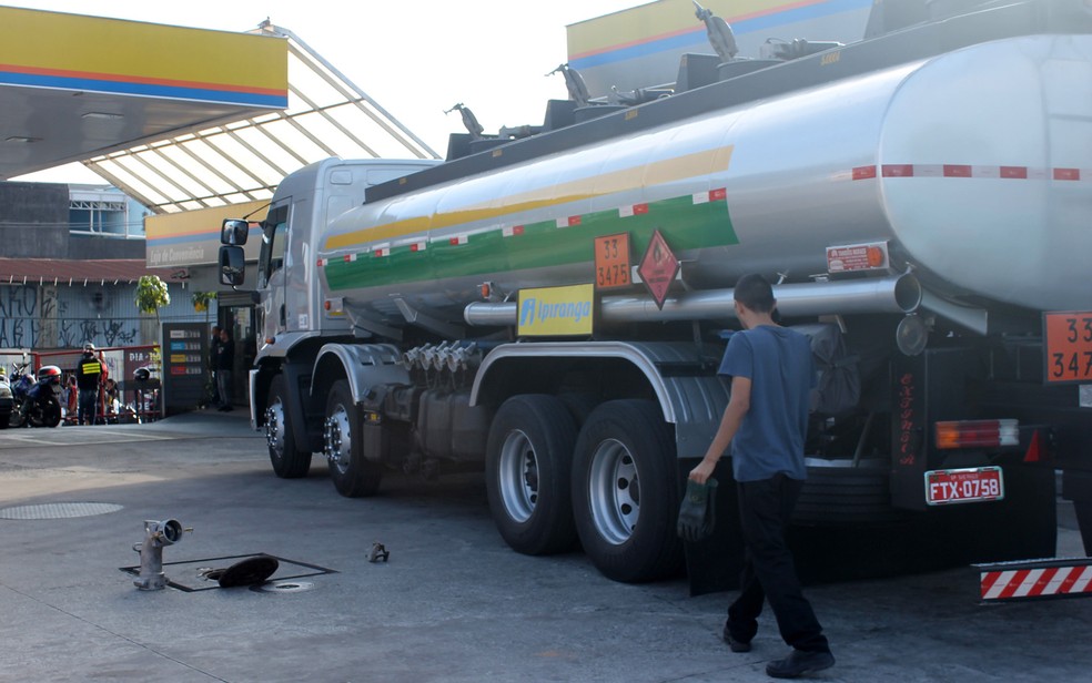 Caminhão-tanque abastece posto de combustíveis na Avenida Mateo Bei (Foto: Johnny Morais/Futura Press/Estadão Conteúdo)
