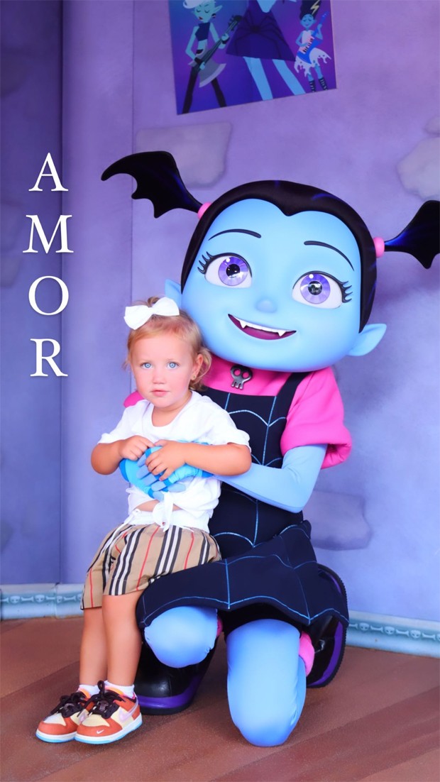 Ana Paula Siebert combina look grifado com Vicky para dia na Disney (Foto: Reprodução / Instagram)