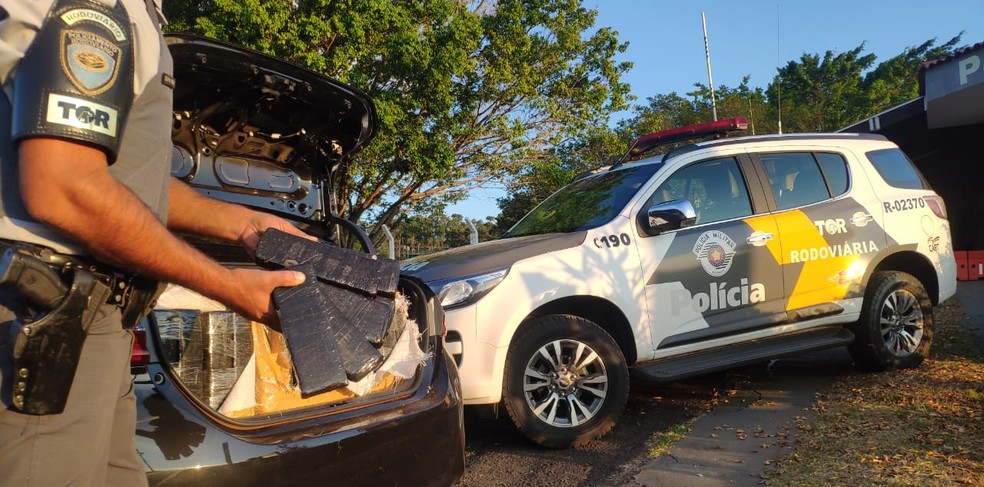 Entorpecentes estavam no porta-malas e no banco traseiro do carro em Assis — Foto: Polícia Rodoviária/Divulgação