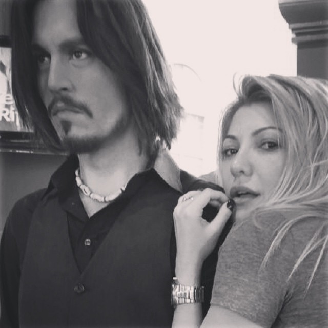 Antonia Fontenelle posa com estátua de Johnny Depp (Foto: Reprodução/Instagram)