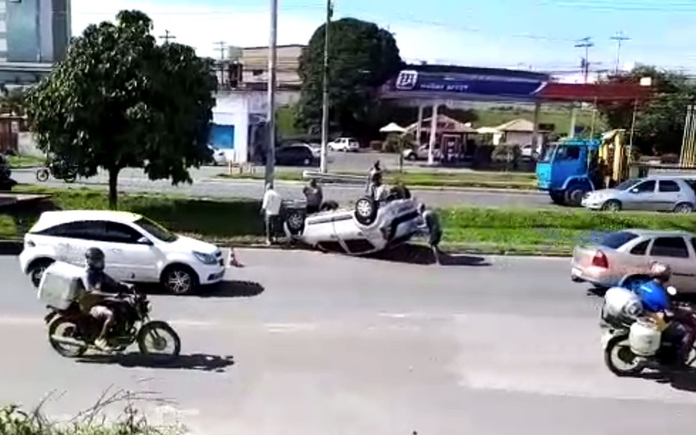 Carro capotou na manh&atilde; desta sexta (15) e deixou ferido em Lauro de Freitas &mdash; Foto: Redes Sociais