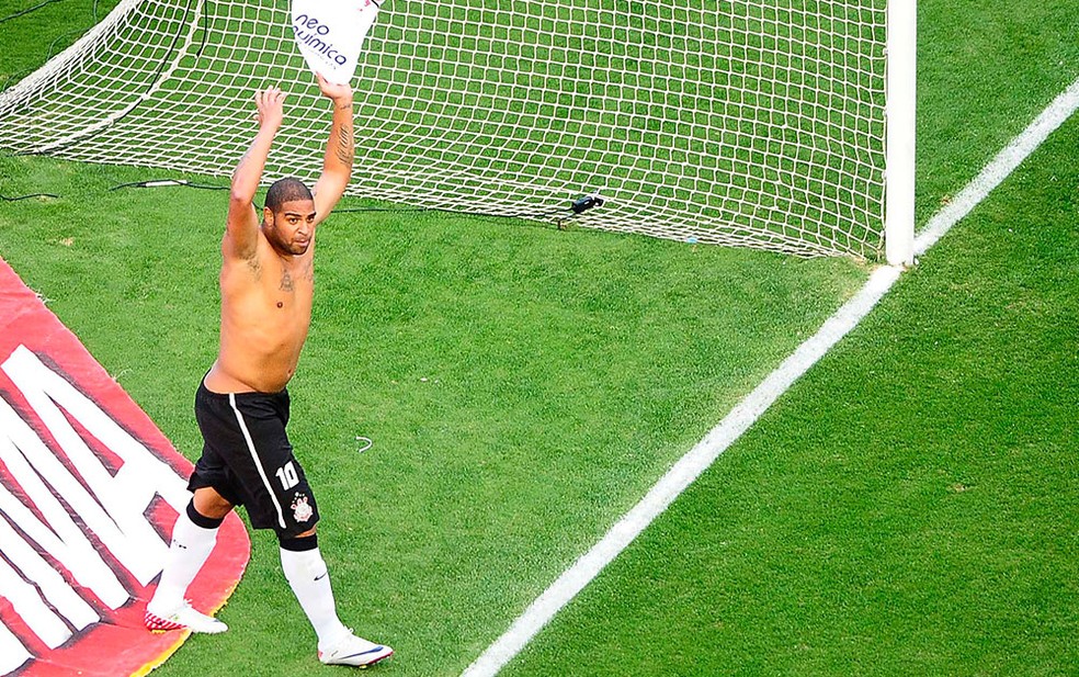 Adriano comemora um de seus dois gols pelo Corinthians — Foto: Marcos Ribolli