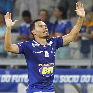 Com duas propostas da China, lateral Ceará prioriza permanência na Toca