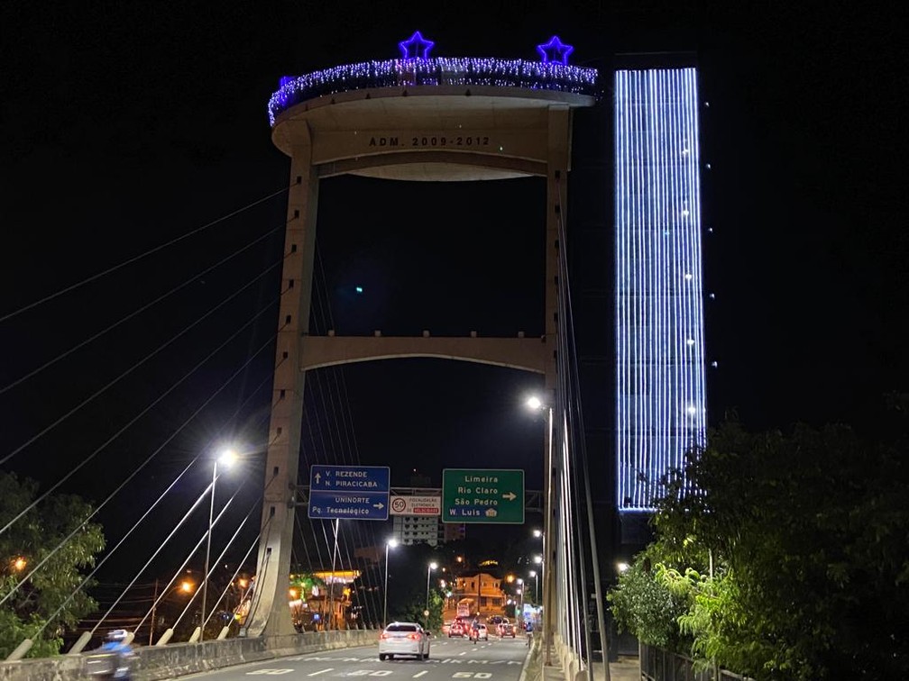 Iluminação de Natal no elevador do Alto do Mirante, em Piracicaba — Foto: Edijan Del Santo/ EPTV