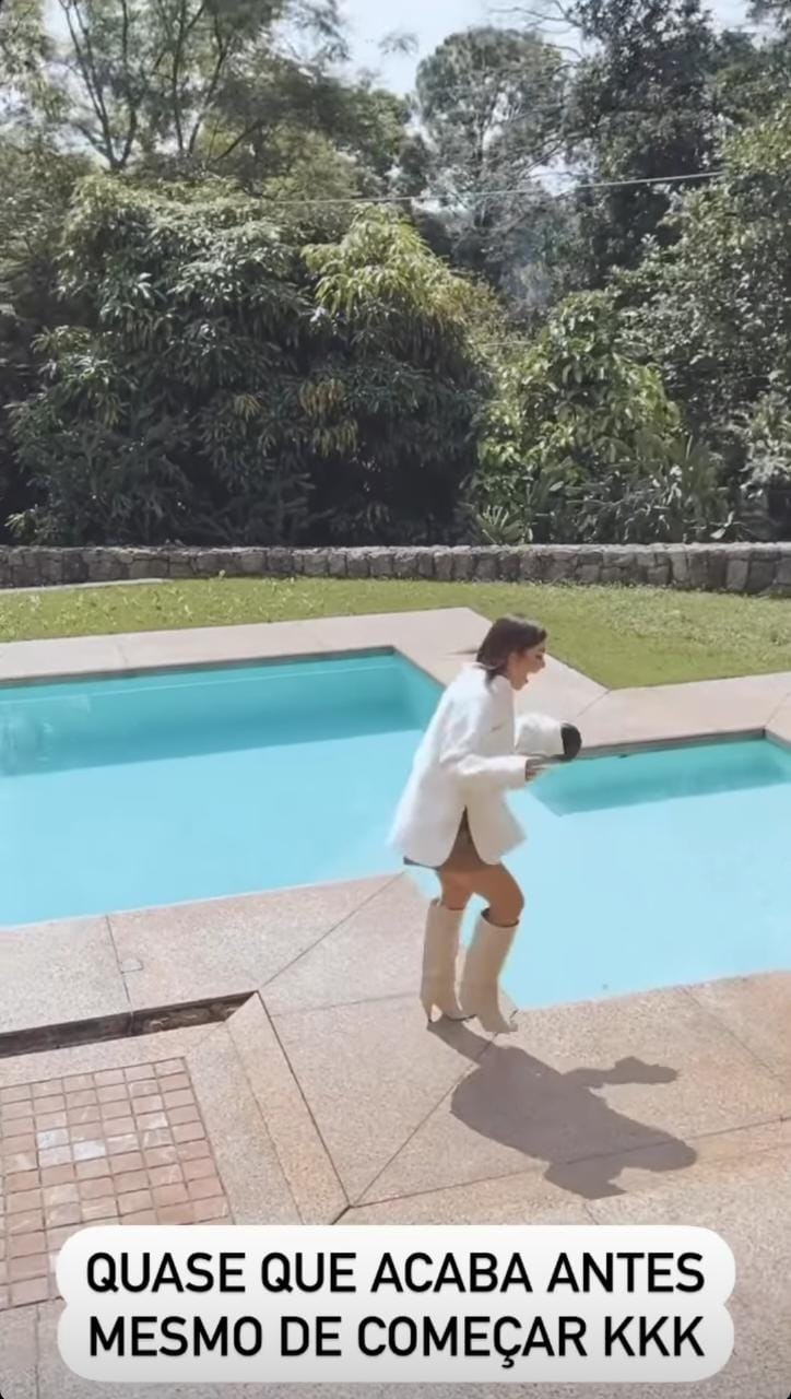Jade Picon quase cai em piscina (Foto: Reprodução/Instagram)