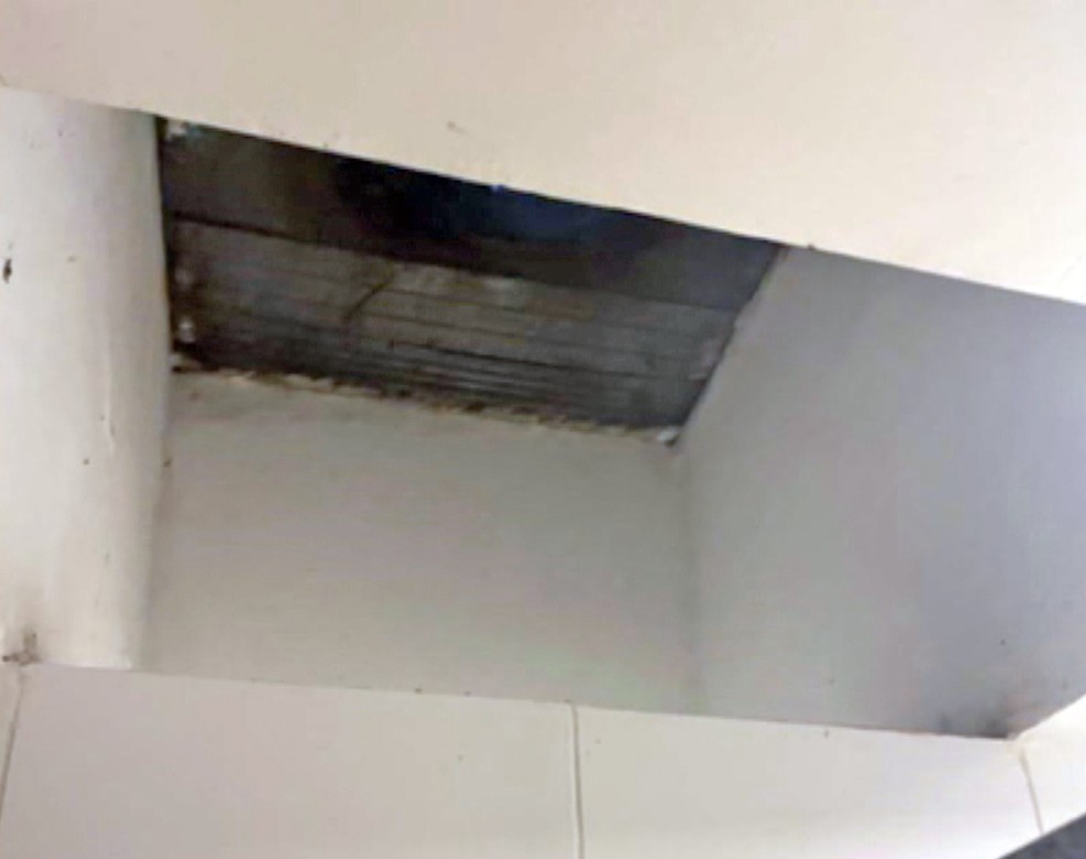 Teto do banheiro tinha um buraco — Foto: Reprodução/TV Globo