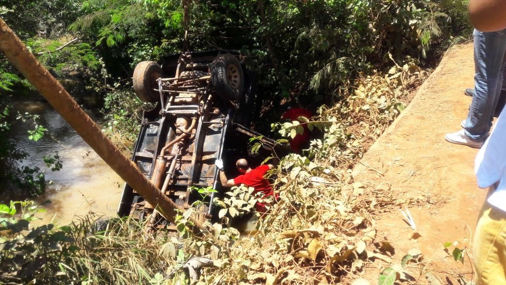 Bombeiros resgataram os corpos das vÃ­timas (Foto: Nayana Bricat/ TVCA)