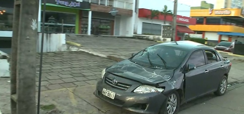 Motorista perde controle do carro e sofre acidente no bairro Calhau em SÃ£o LuÃ­s â Foto: ReproduÃ§Ã£o/TV Mirante