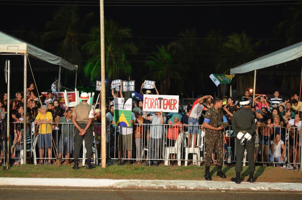 Manifestantes resitiram a chuva em ato contra o Governo Temer em Porto Velho (Foto: Toni Francis/G1)