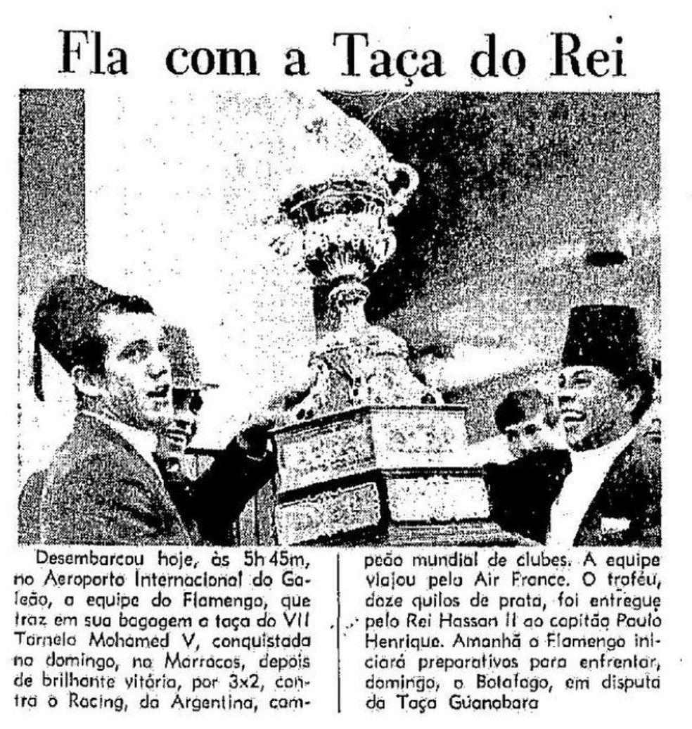 Flamengo voltou para o Rio de Janeiro com enorme taça conquistada no Marrocos — Foto: Reprodução Acervo O Globo