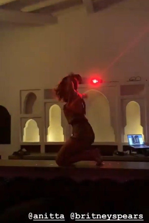 Anitta dança ao som de Britney Spears em Ibiza (Foto: Reprodução/Instagram)