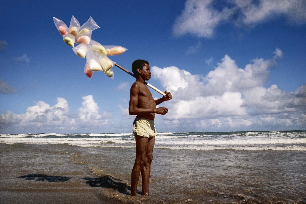 "Vendedor de sonhos na Praia de Piat&atilde;" de Walter Firmo &mdash; Foto: Divulga&ccedil;&atilde;o