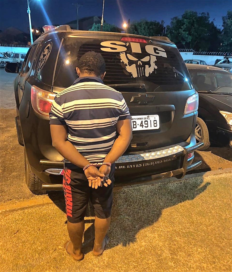 Nas mensagens o homem diz que apagará as imagens após os dois terem relações — Foto: Polícia Civil/Divulgação