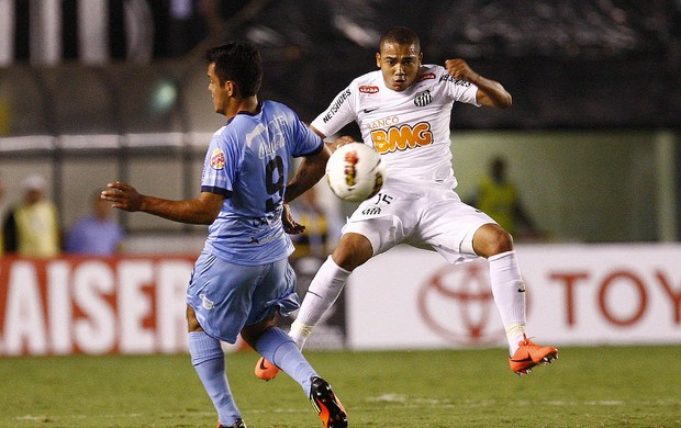 Volante Adriano jogando contra o Bolívar (Foto: Divulgação / Site Oficial do Santos)