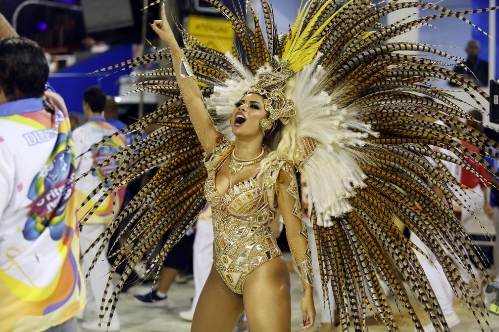 Lexa, rainha de bateria da Unidos de Bangu, durante o desfile — Foto: Marcos Serra Lima/G1