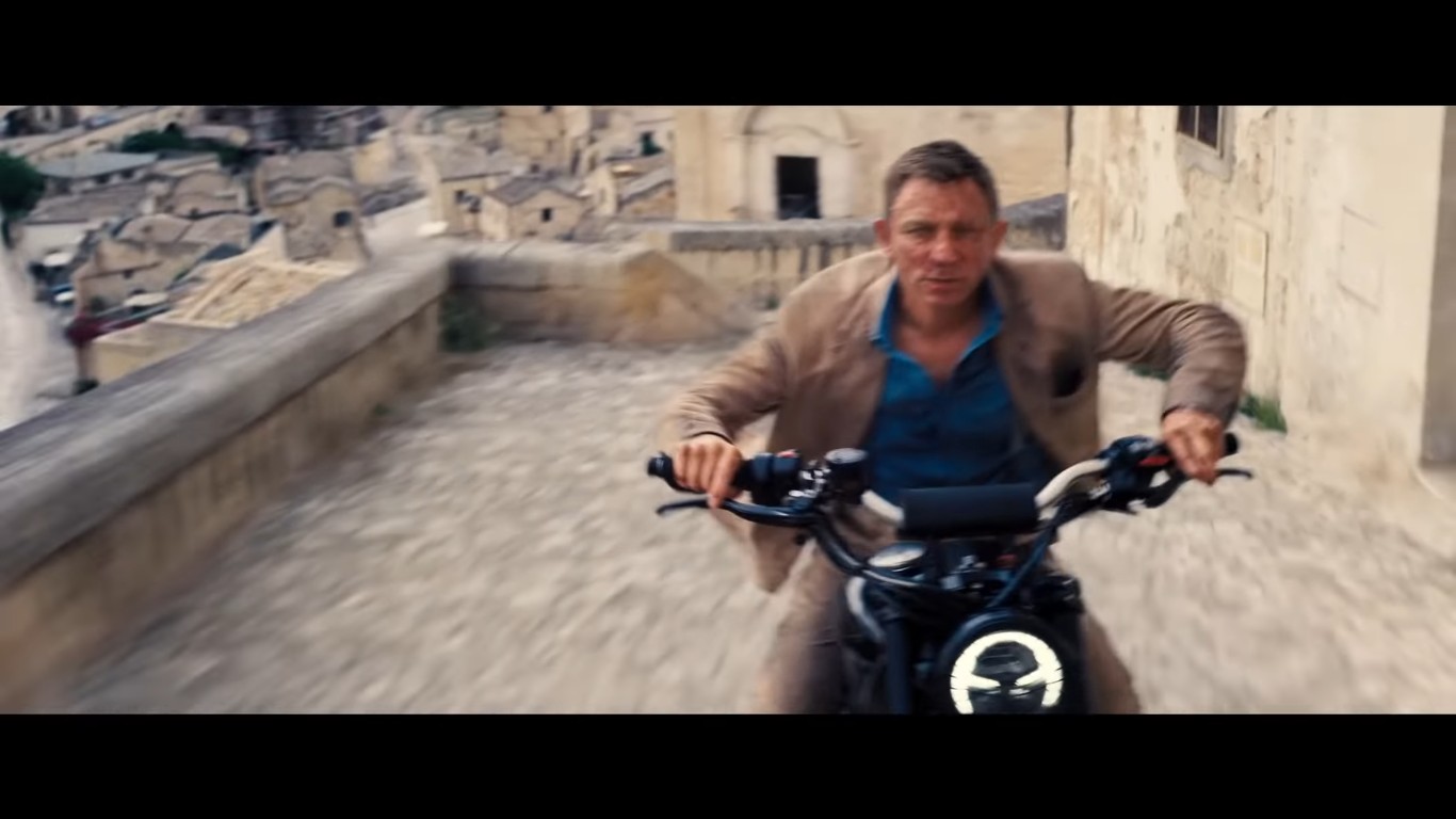 O ator Danie Craig pilotando uma moto em uma sequência de ação de 007 - Sem Tempo para Morrer (Foto: Reprodução)