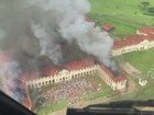 Imagens aéreas mostram fumaça durante rebelião em penitenciária