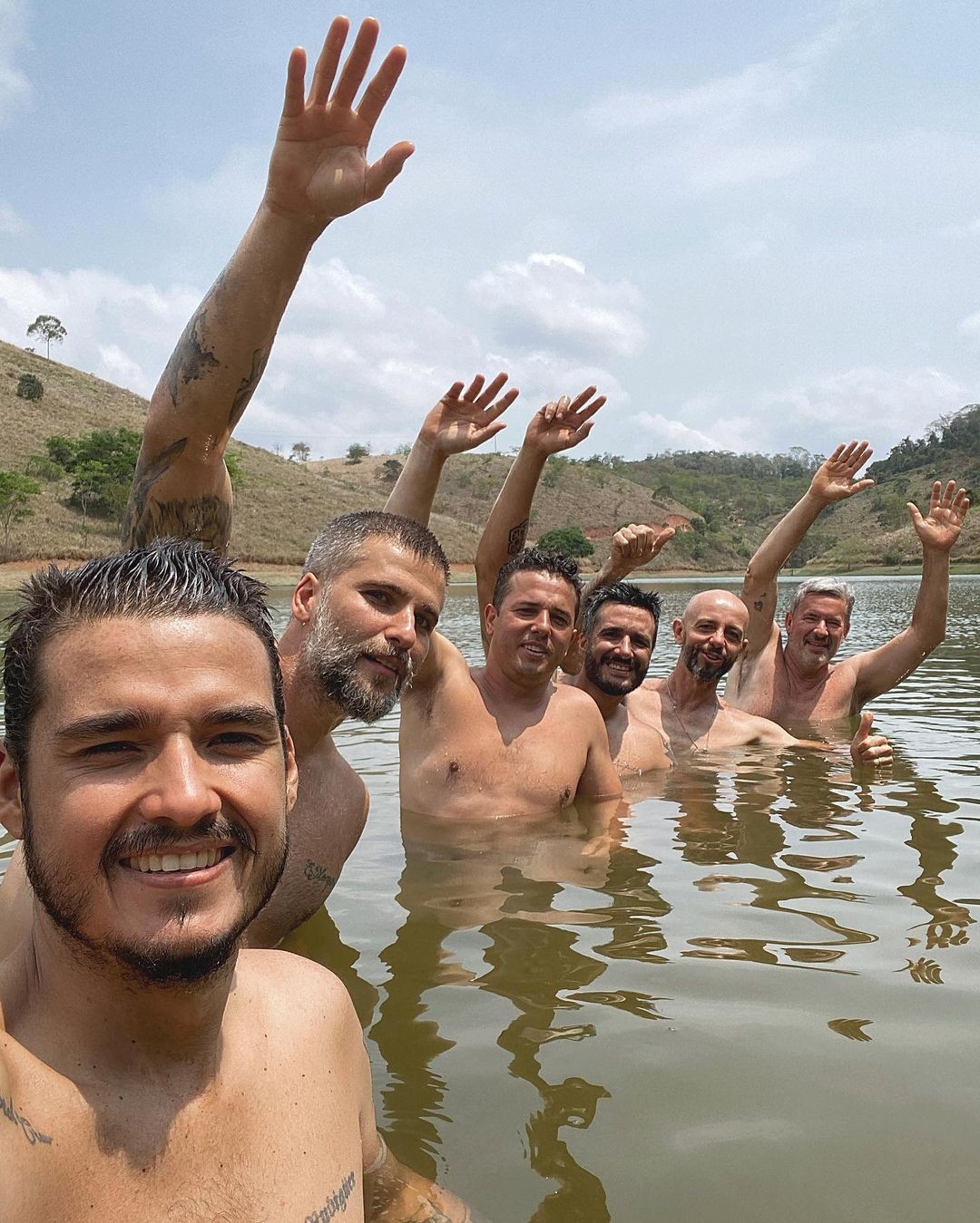 Bruno Gagliasso com os amigos no lago próximo ao rancho que está construindo (Foto: Reprodução/Instagram)