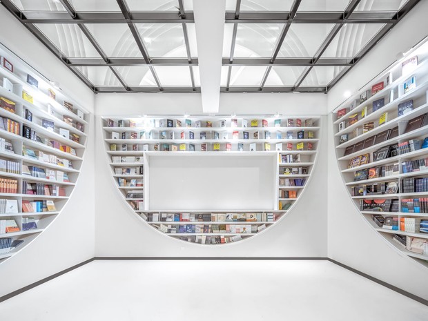 Os livros colorem esta livraria com ares futuristas na China (Foto: Divulgação)