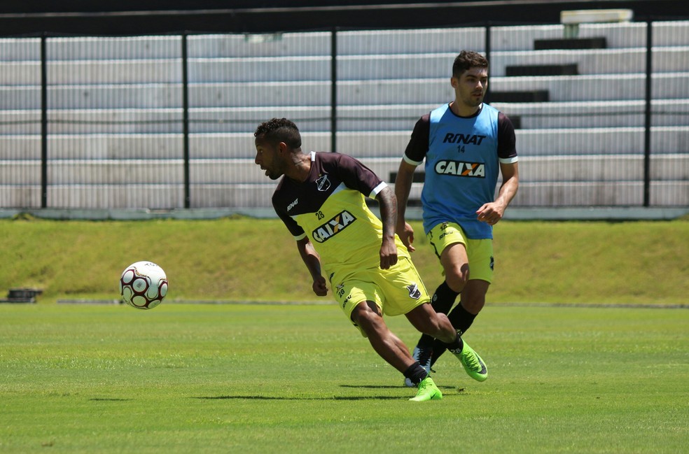 Com Vitor Júnior, ABC fez último treino em Natal na manhã desta quinta-feira (Foto: Andrei Torres/ABC)