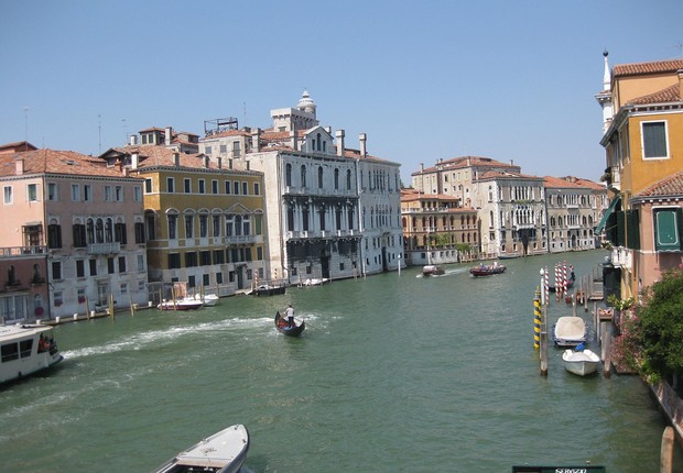 A vida de Veneza transcorre ao redor do Grande Canal (Foto: Purificación Leon/EFE)