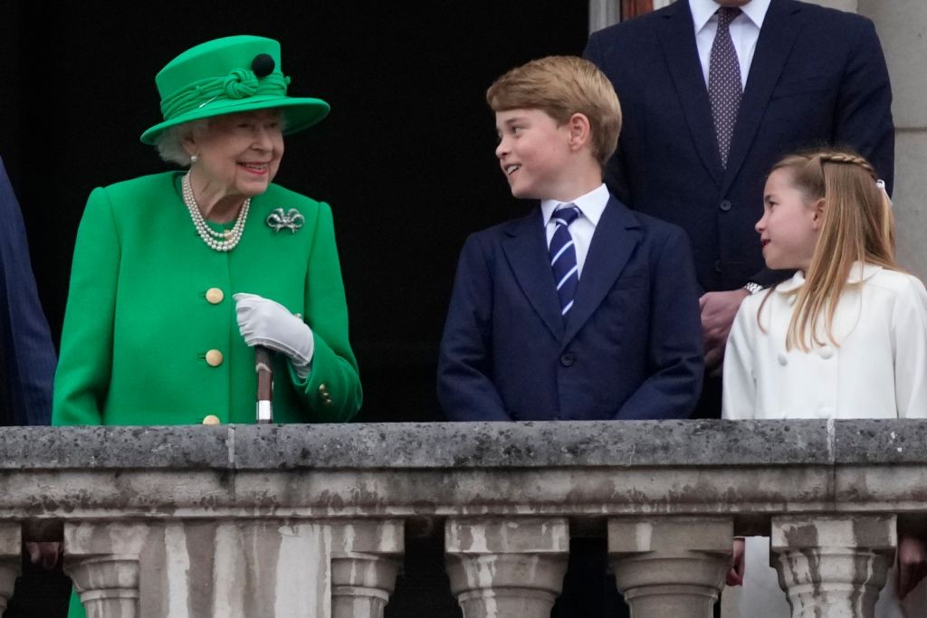 Rainha Elizabeth, príncipe George e Charlotte (Foto: Getty Images)