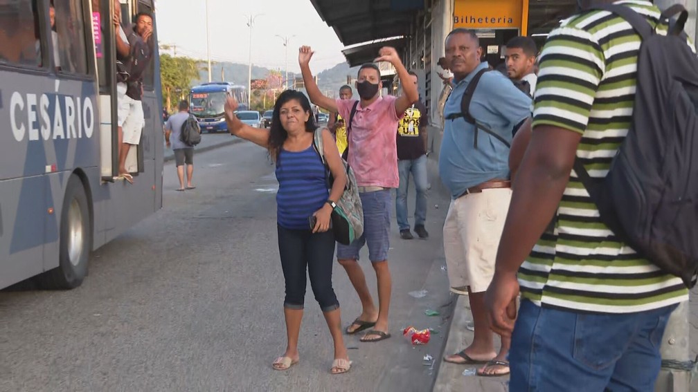 Passageiros protestam na estao Mato Alto do BRT  Foto: Reproduo/ TV Globo