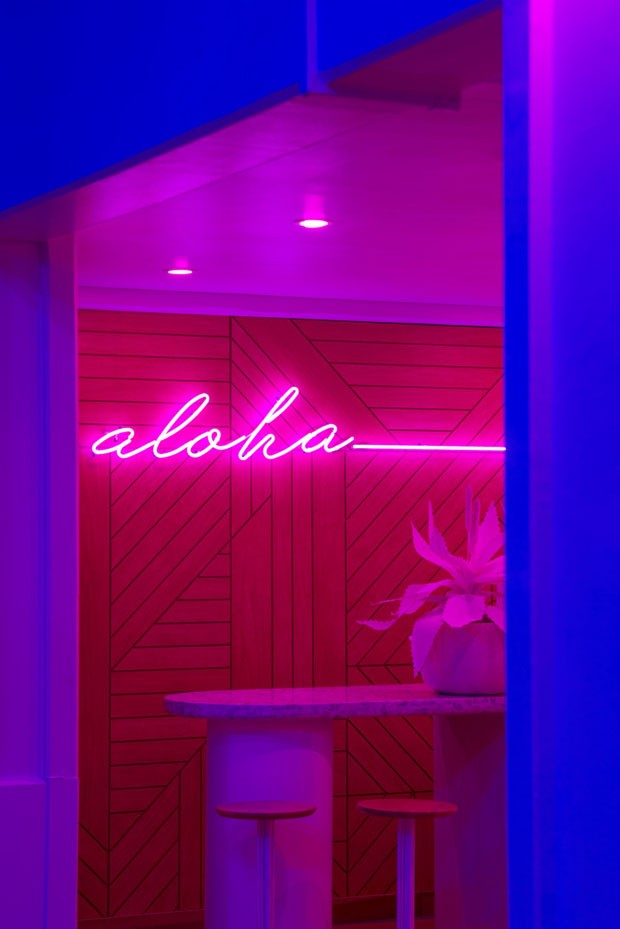 Hotel havaiano ganha cores neon (Foto: Adam Kane Macchia/Reprodução)