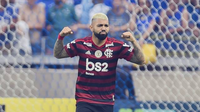 Gabriel comemora gol pelo Flamengo diante do Cruzeiro