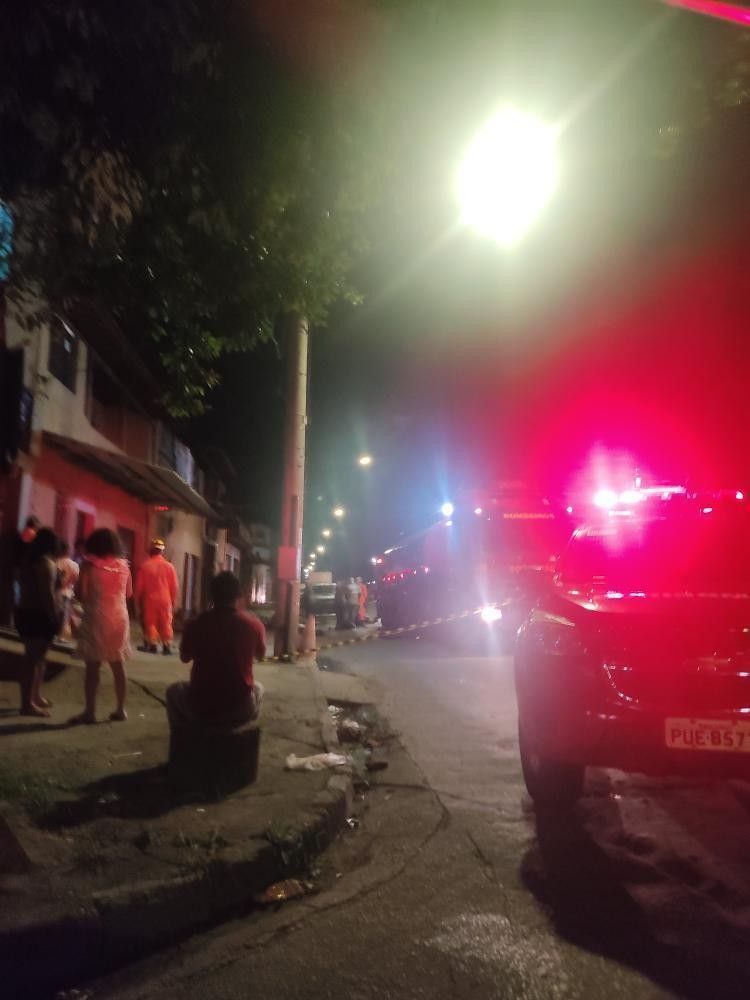 Animais morrem durante incêndio em casa de ração em Contagem, na Grande BH