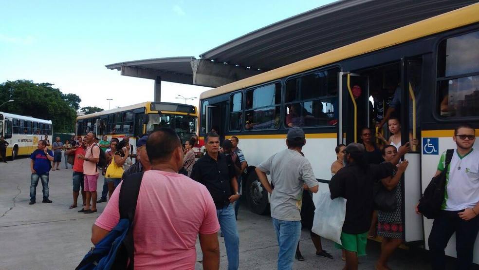 Protesto interrompeu circulação de ônibus no terminal do Barro, na Zona Oeste do Recife (Foto: Reprodução/WhatsApp)