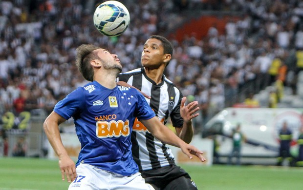 Caio destaca o retorno de Everton Ribeiro e cobra resposta do Cruzeiro