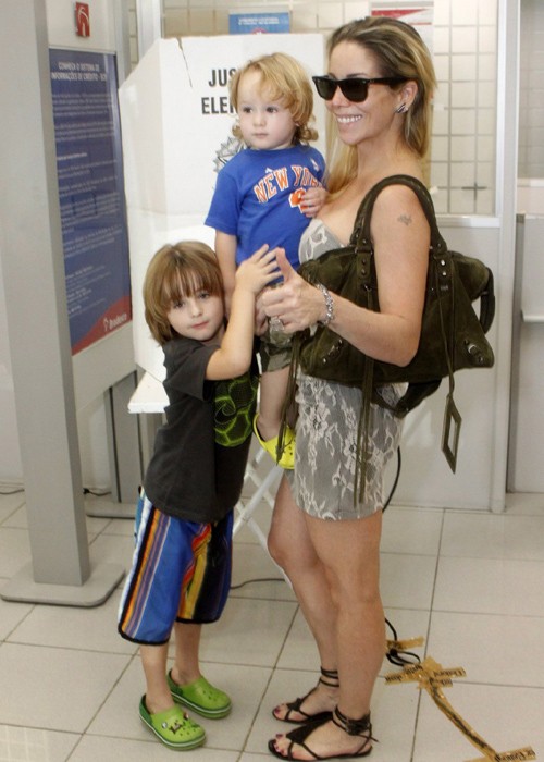 Danielle Winits e os filhos Noah e Guy (Foto: Agência OGlobo)