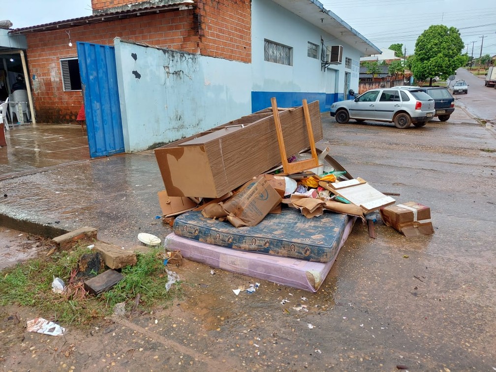 Móveis descartados por moradores após cheia de rios em Cacoal — Foto: Victória Ferreira/Rede Amazônica