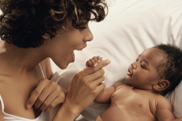 Mãe; conversa; bebê; fala (Foto: Thinkstock)