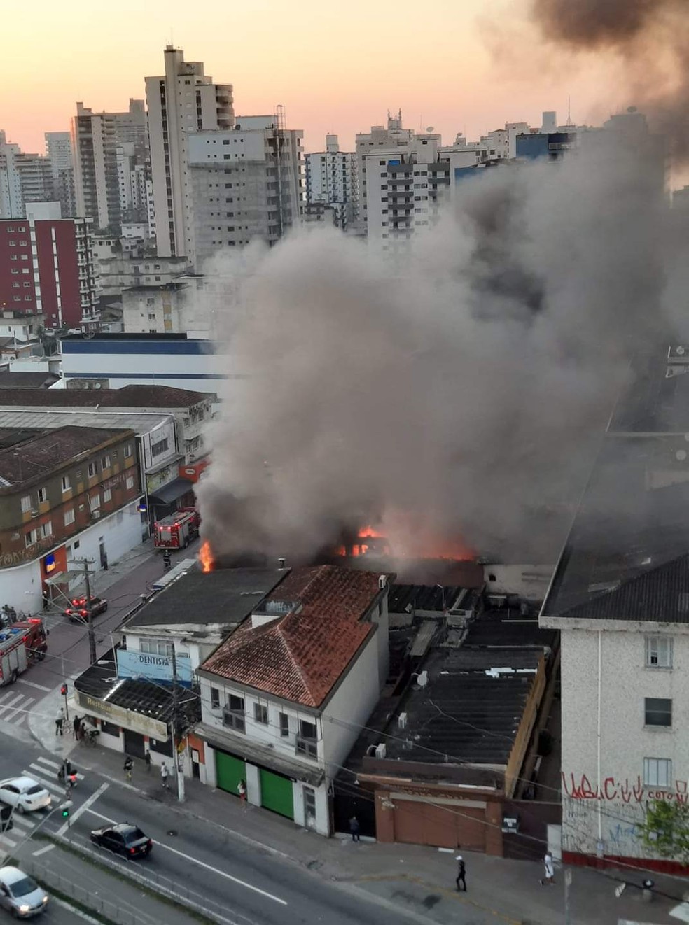 Chamas destruíram dois estabelecimentos comerciais em Praia Grande, SP. — Foto: Reprodução/Praia Grande Mil Grau