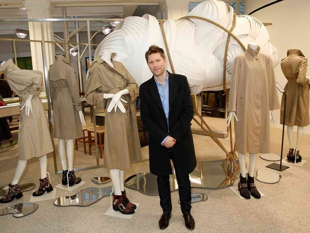 Christopher Bailey, Chief Creative and Chief Executive Officer of Burberry beside trench coats from the Burberry archive. DSM is in the old 1911 Burberry HQ (Foto: Darren Gerrish)