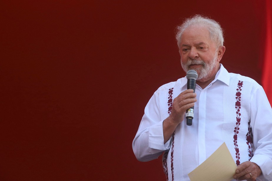 Ex-presidente Lula discursa em comício na Bahia