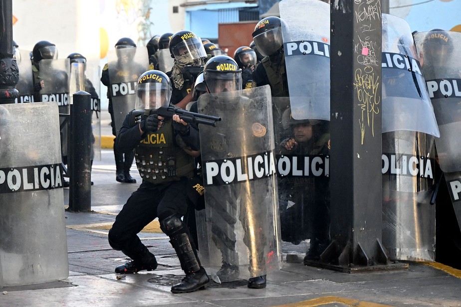 Policiais de choque se posicionam durante protesto contra o governo de Dina Boluarte, em Lima, Peru