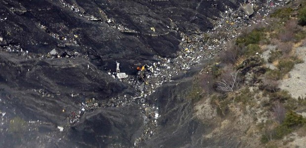 Vista aérea dos restos da aeronave da Germanwings (Foto: Agência EFE)