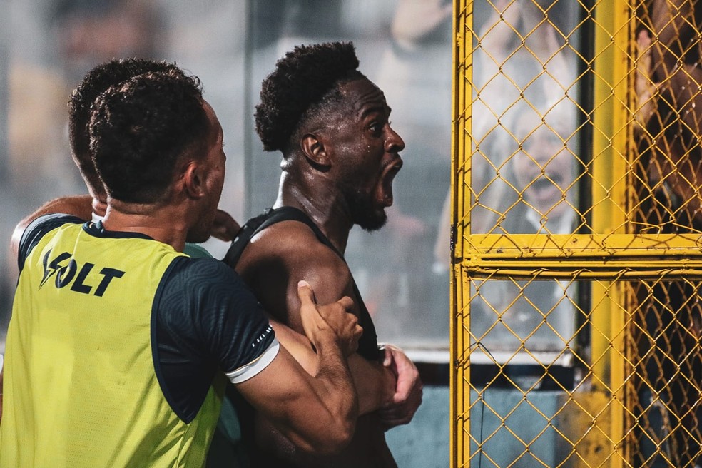 Jefferson comemora com a torcida e portão não suporta — Foto: Samara Miranda/Ascom Remo