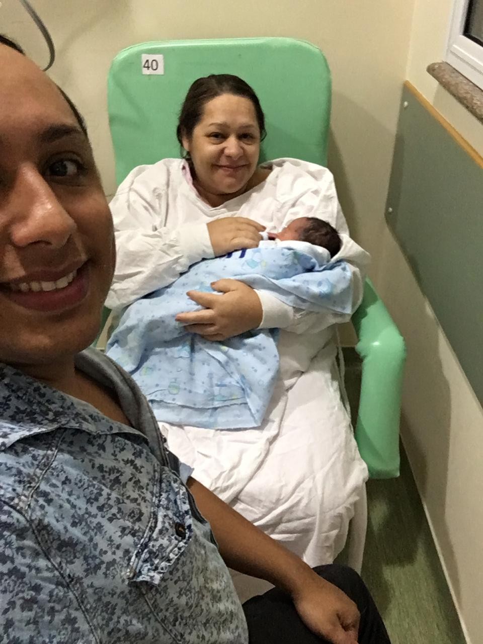 Avó vai amamentar os bebês (Foto: Arquivo pessoal/ Marcelo Neves Junior)