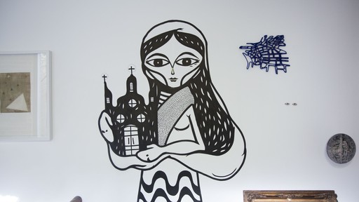 A Madonna Sistina estilizada na parede do hall de entrada é obra do designer e grafiteiro Bruno Dias