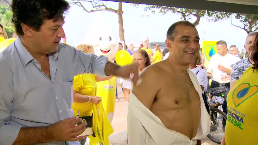 Luiz Henrique Mandetta se prepara para vacinar o secretÃ¡rio Edmar Santos â Foto: ReproduÃ§Ã£o/GloboNews