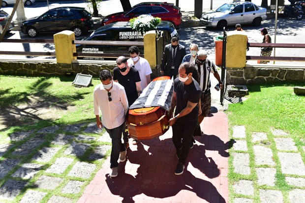 Corpo de Fernando Vanucci é velado no C.R. do Botafogo (Foto: Marcelo Sá Barretto / AgNews)