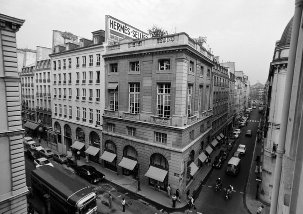 A Hermès no número 24 da rua Faubourg Saint-Honoré, em Paris, em 1978. (Foto: Getty Images)