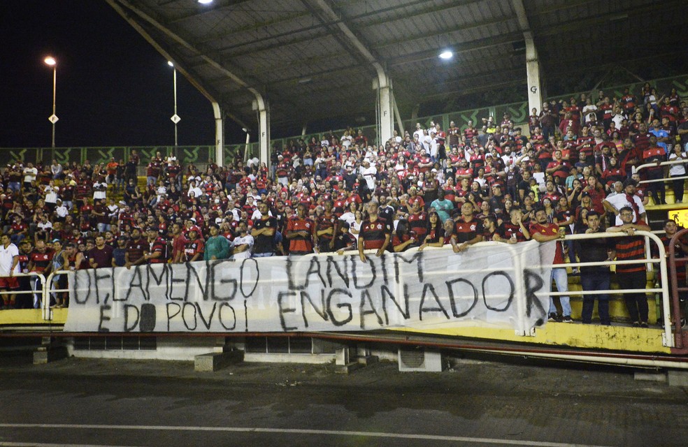 Torcedores do Flamengo levam faixas para protestar contra a diretoria — Foto: André Durão